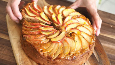 Kolač za maskarponejem, jabolki in cimetom