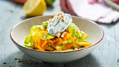 Solata z bučkami in korenjem