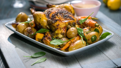 Pečen piščanec z mladim krompirjem in gorčično omako