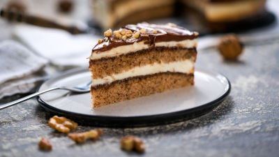 Orehova torta s šipkovo marmelado