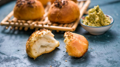 Česnov kruh in tepanada z zelenimi olivami