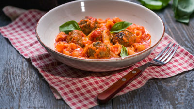 Pečene mesne kroglice s testeninami in paradižnikovo omako