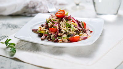 Solata z orzom, sušenimi paradižniki in sudžukom