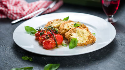 Svinjina z maskarponejem in pečenimi češnjevimi paradižniki
