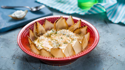 Pomaka iz ovčjega sira in pečena čebula s sezamom