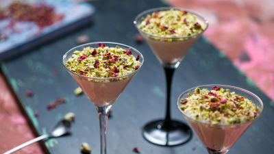 Sladica z rižem, pistacijami in rožno vodo