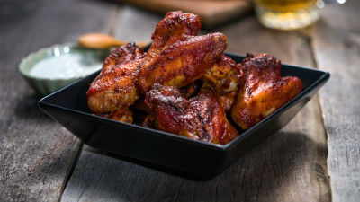 Piščančje perutničke z žar omako in prelivom iz sira z modro plesnijo