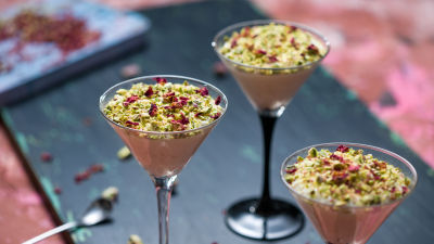 Sladica z rižem, pistacijami in rožno vodo