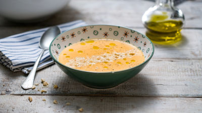 Juha s sladkim krompirjem in praženimi lešniki