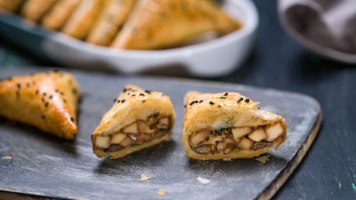 Trikotne pite z gobami in sirom