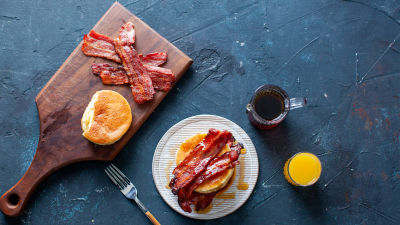Palačinke s hrustljavo slanino in javorjevim sirupom