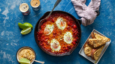 Šakšuka s klobaso chorizo in opečenec s pikantnim humusom