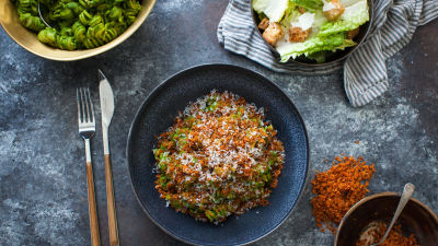 Zeleni fusilli, klobasa, pekorino in cezarjeva solata