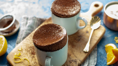 Čokoladni soufflé v skodelici