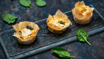 Hrustljave košarice s špinačo in sirom