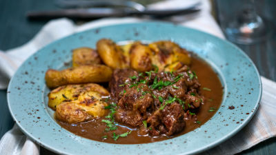 Počasi kuhane goveje ličnice z zmečkanim krompirjem