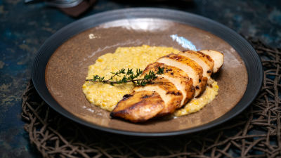 Piščančje prsi iz ponve in kremasta koruza