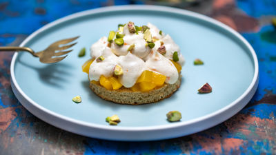 Sladica z maskarponejem in breskvami