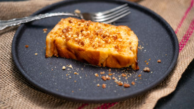 “Nevidna” jabolčna sladica s karameliziranimi orehi