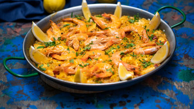 Paella s piščancem in rakci