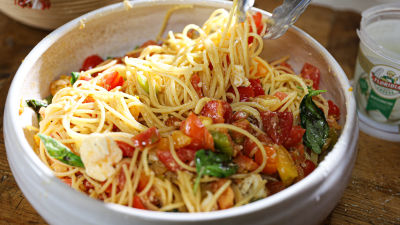 Špageti s surovo paradižnikovo omako