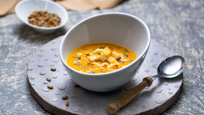 Bučna juha s pečenim halumijem