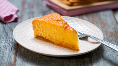 Pomarančni biskvit z mareličnim kompotom