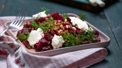 Solata z lečo, rdečo peso in kremnim sirom