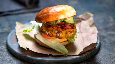 Sirov burger s slanino