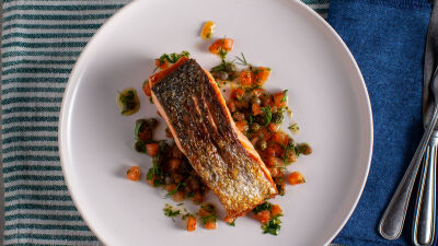 Losos z zapečeno kožo