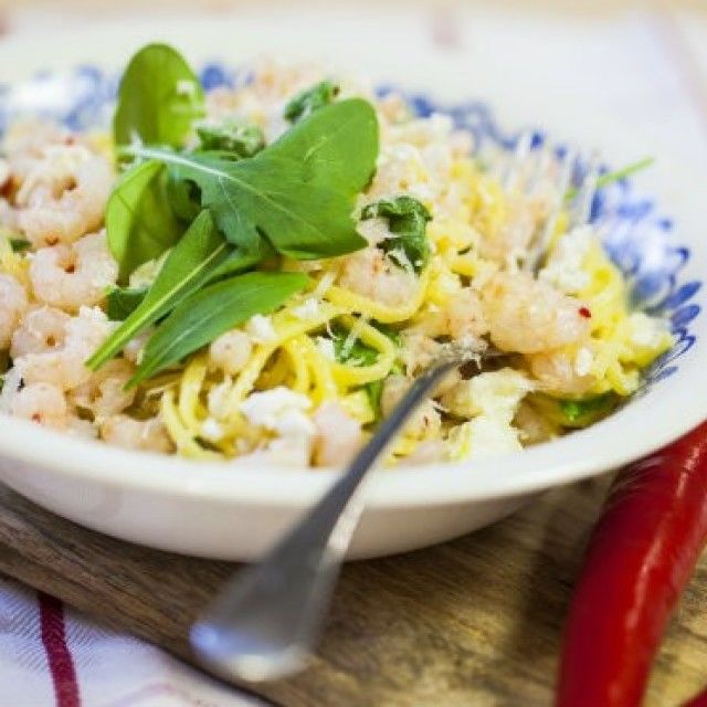 Čilijeve testenine s škampi, rikoto in parmezanom