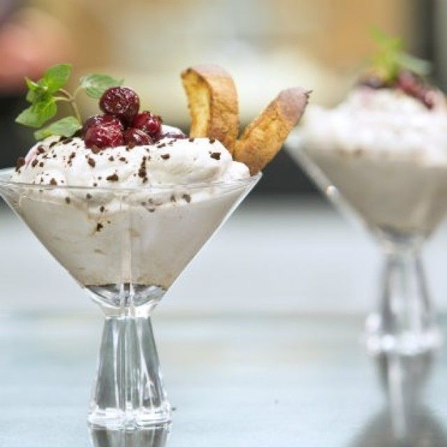 Kavni mousse z višnjami