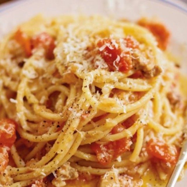 Bucatini all'Amatriciana – Testenine s čilijem, slanino in paradižnikovo omako