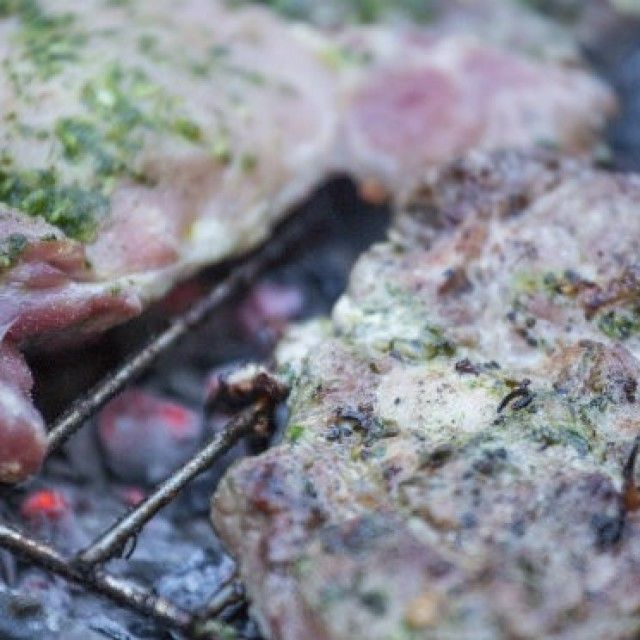 Svinjski zrezki v omaki s peteršiljem in česnom