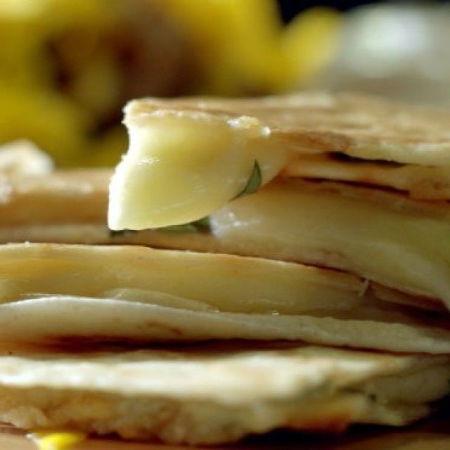 Tortilje s sirom gruyère in baziliko