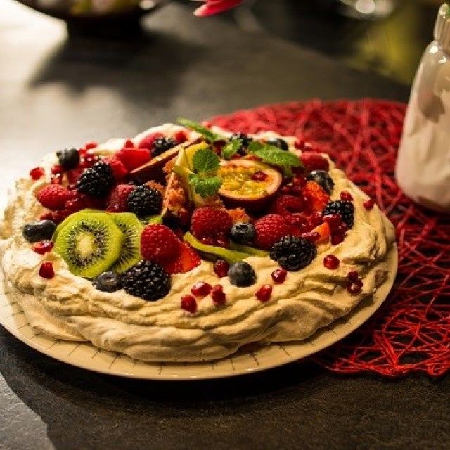 Pavlova s svežim jagodičevjem in sadjem