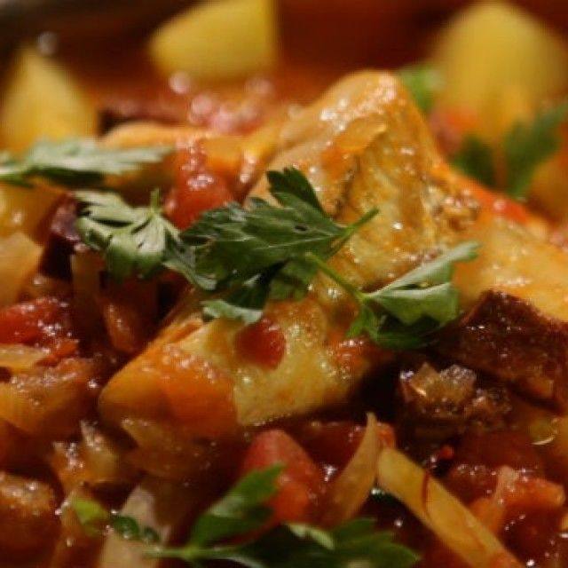 Ribja juha z žafranom in klobaso chorizo