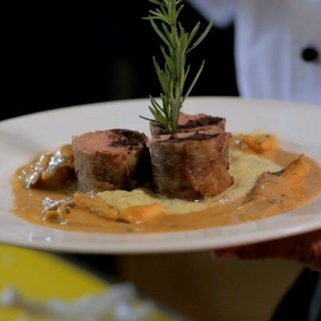 Pečen nojev zrezek s krvavico in carpacciom iz mesa goveje grbe (postrežen z omako iz gob in gorgonzole)