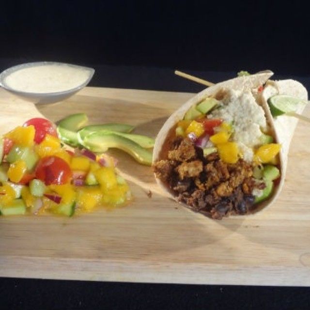 Burito s tempehom in chorizo z mangovo salso, s črnim fižolom s chipotlejem in mandljevo kremo