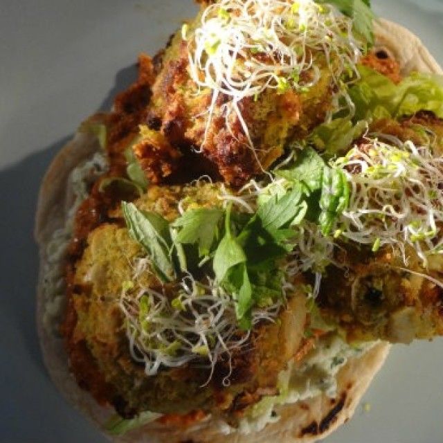 Falafel iz marelic in bučk z muhammaro, avokadom in metinim sirom