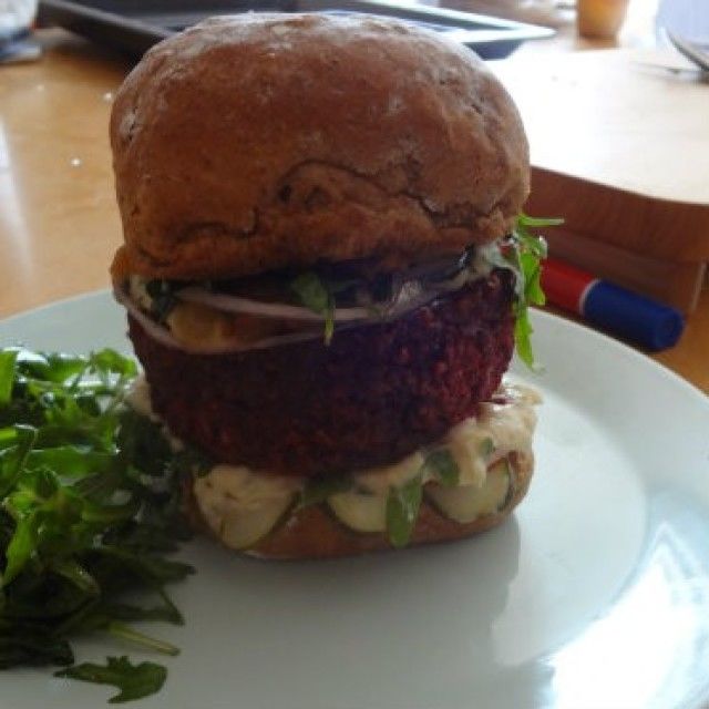 Burger iz pečene pese z dimljenim stiltonom in pirejem iz limskega fižola
