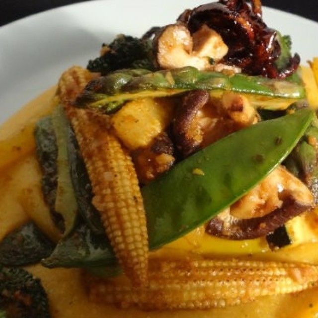 Polenta s sladkim krompirjem in kokosovim mlekom ter zelenjavo s tajsko rdečo karijevo pasto