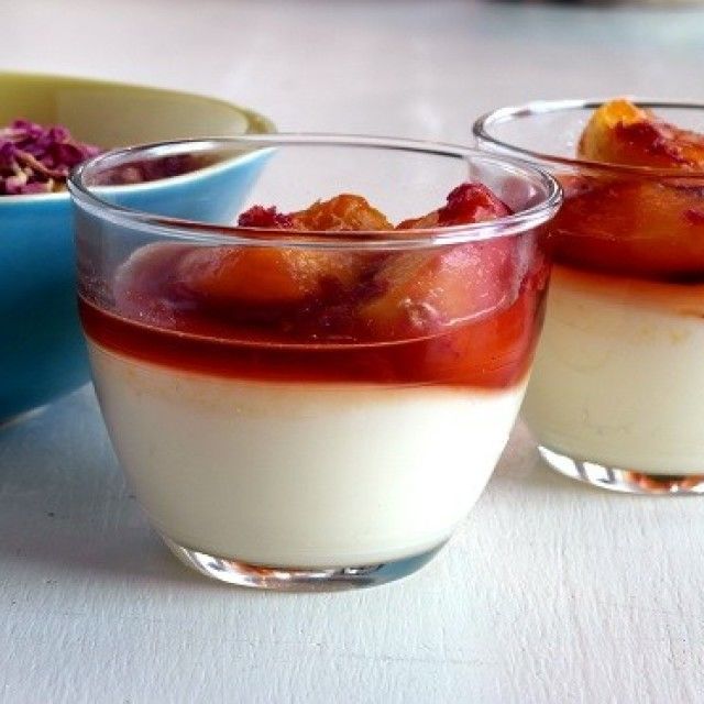 Mlečni puding z vrtnicami in breskvami
