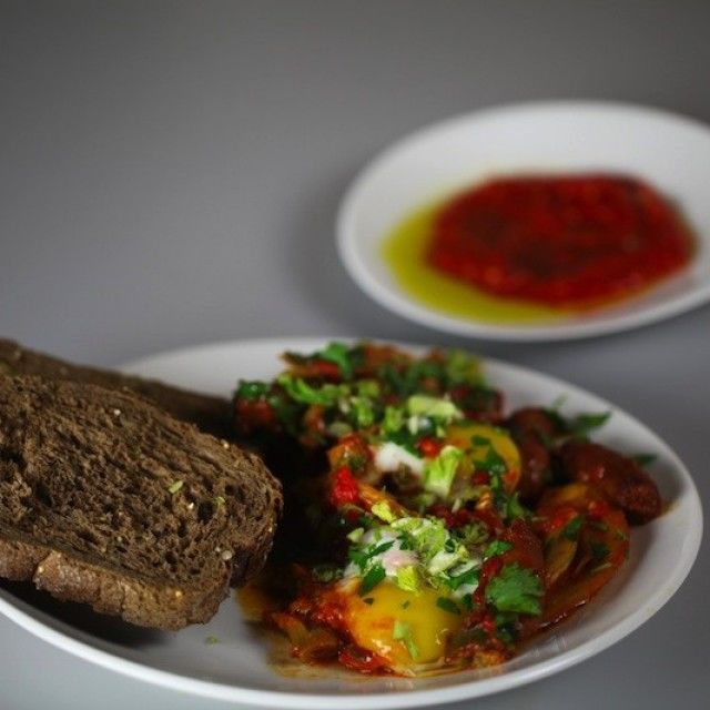 Ojja s klobasami merguez in koromačem