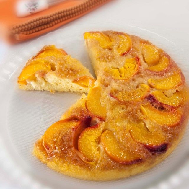 Obrnjena torta z breskvami in žafranom