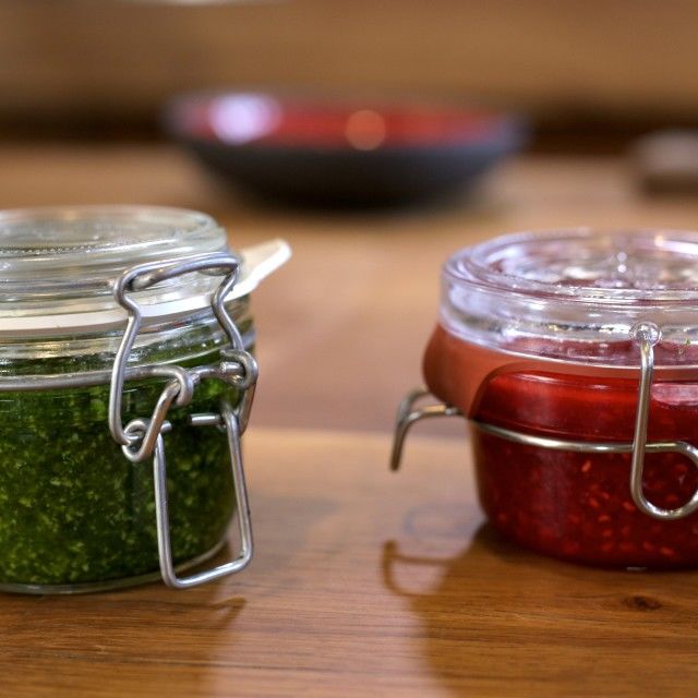 Malinova marmelada in čemažev pesto