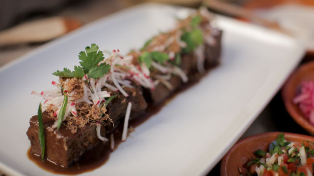 Dušena govedina z zelenimi čiliji