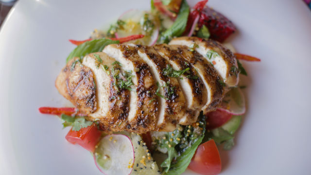 Piščanec na žaru z mehiško ulično solato