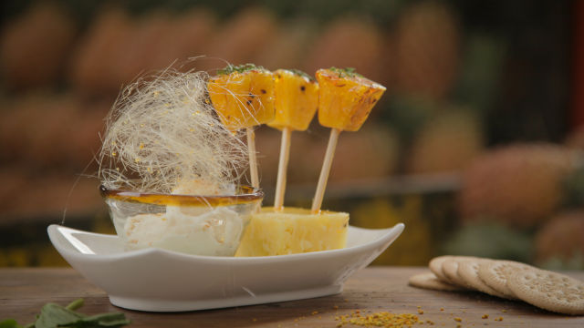 Kokosov sladoled in ananas s karamelo in čilijem