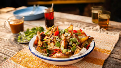 Пикантно печено пиле със зеленчуци